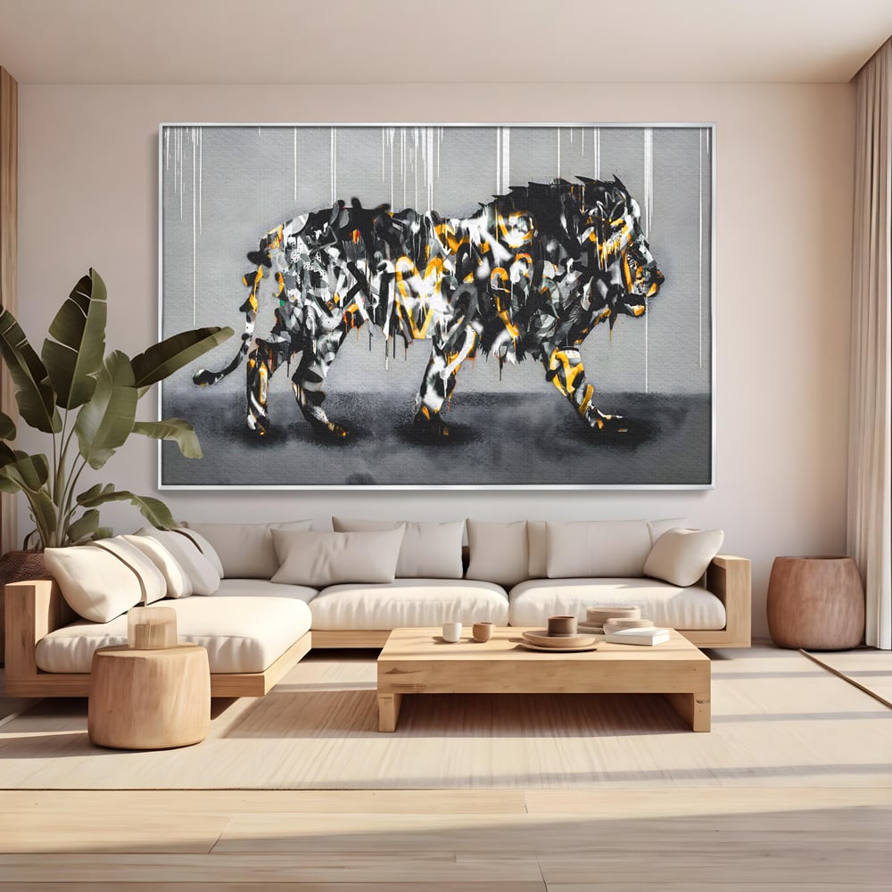 Tablou canvas cu tablou canvas cu leu in stil graffiti, in rama de aluminiu argintiu, pe perete intr-un living
